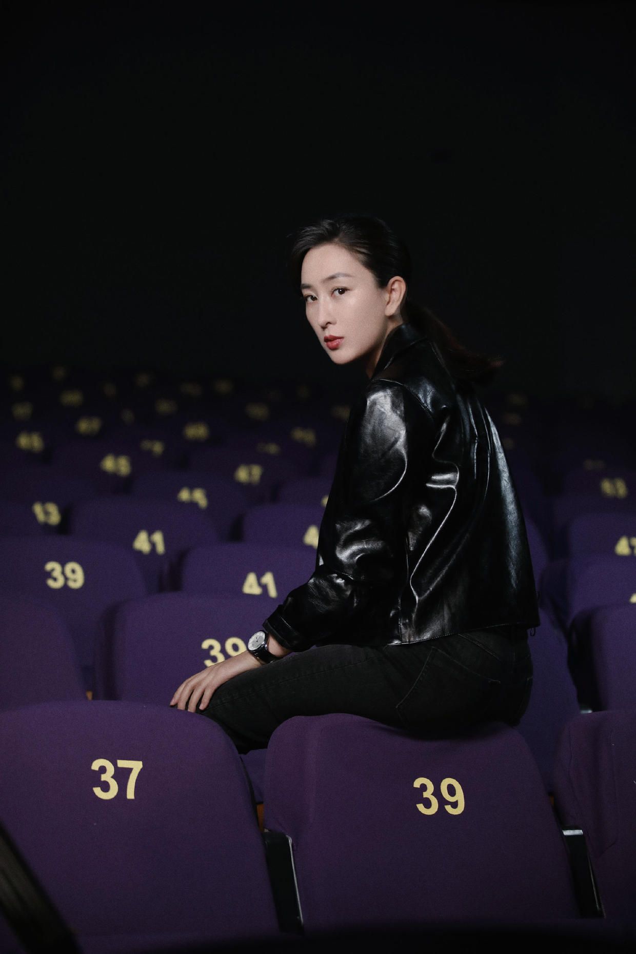 黑色皮衣简直太具有代表性了,马苏就穿上了一件黑色皮衣,下身则是同色