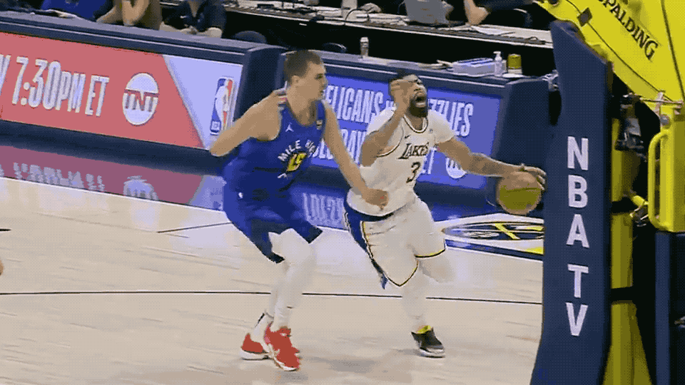 可以明显感觉到浓眉哥的右脚在落地后有些抖动,记得之前杜兰特跟腱