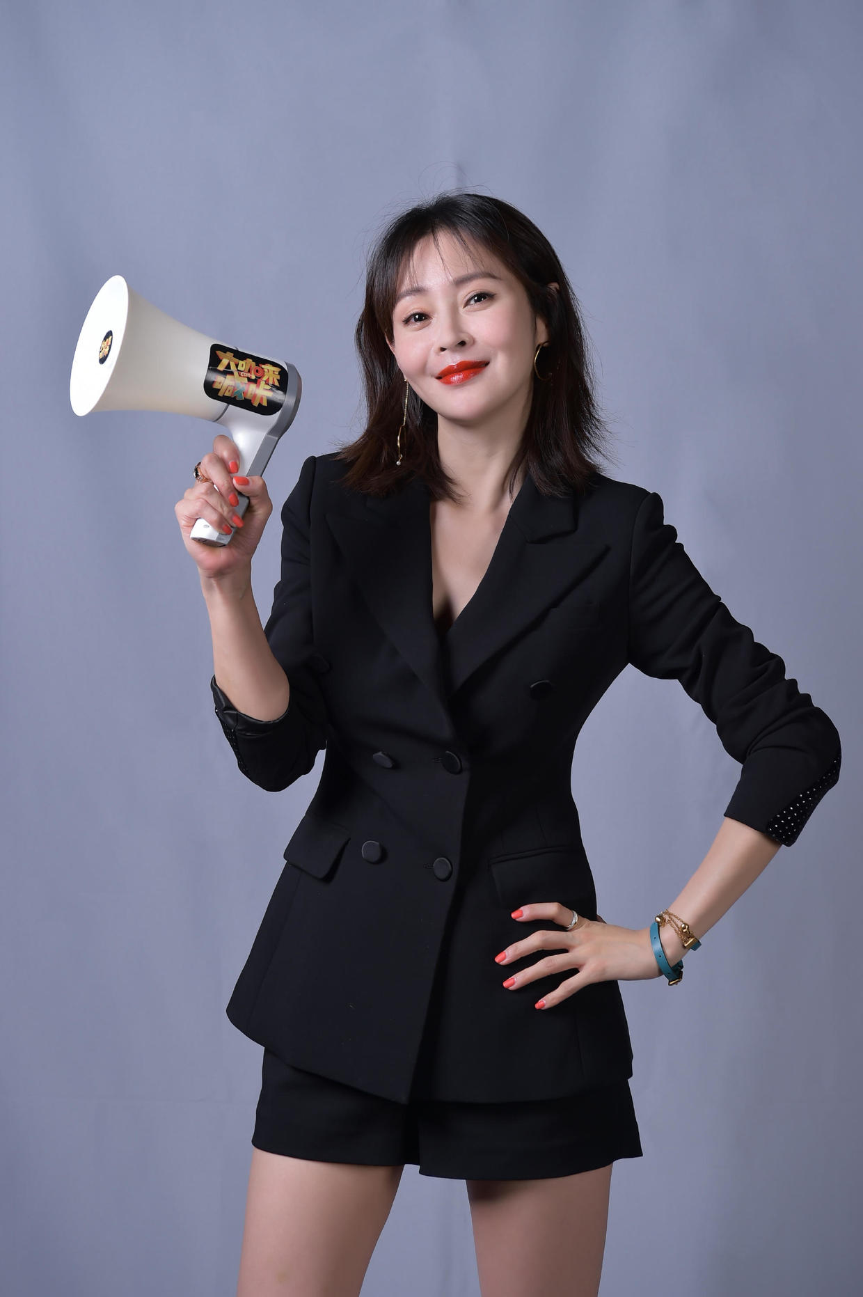 于明加很有贵妇气质范穿红色上衣搭配半身裙漂亮大气