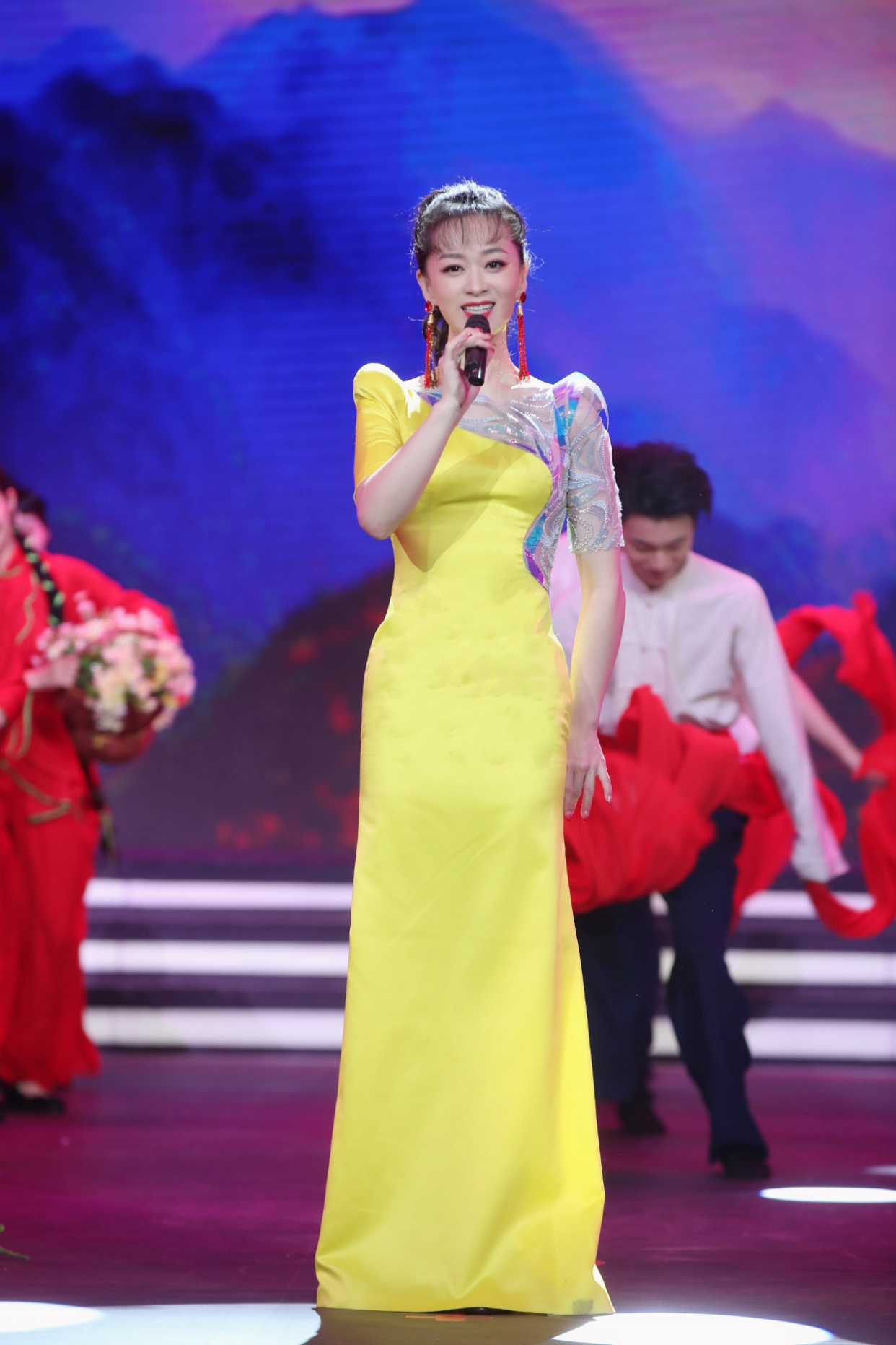 2021湖北卫视春晚袁慧婷倾情演唱经典红歌八月桂花遍地开