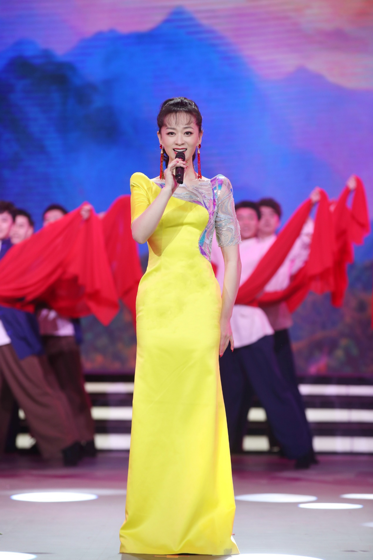 2021湖北卫视春晚袁慧婷倾情演唱经典红歌八月桂花遍地开