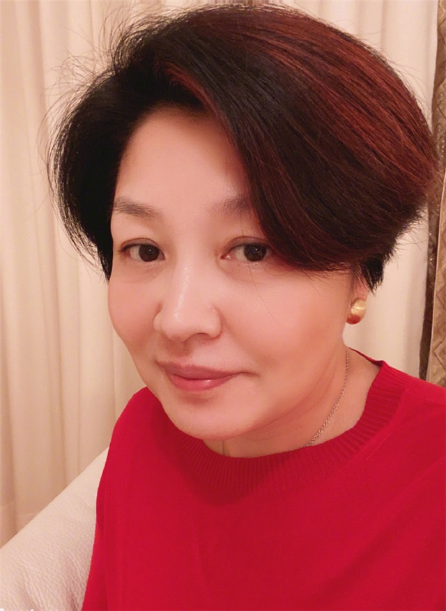 哈文新年穿红衣晒自拍照,李咏长眠美国原因曝光