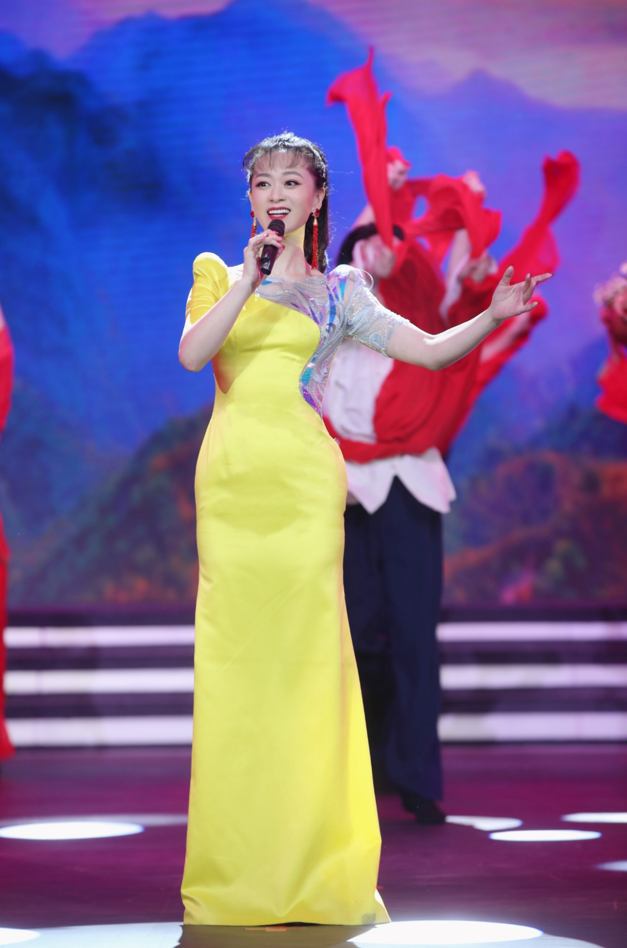 2021湖北卫视春晚袁慧婷倾情演唱经典红歌八月桂花遍地开