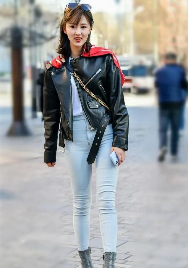 机动风短款皮衣搭配白色修身牛仔裤年轻酷帅的风格