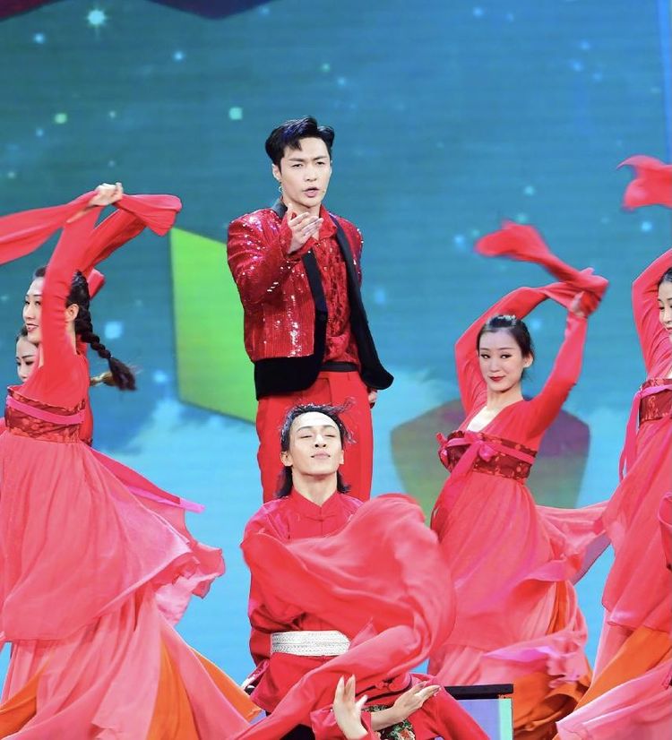 张艺兴春晚中国风solo舞台证明爱豆实力红衣造型太抢眼