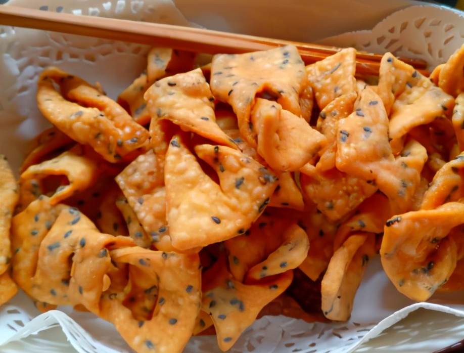 炸麻叶时多数人第一步做错了难怪麻叶易发硬教你正确做法