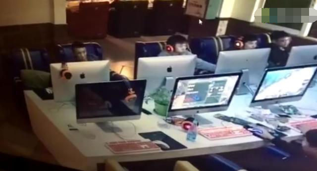 男子网吧上网玩的的正嗨，不耻的一幕正被监控拍下！休闲区蓝鸢梦想 - Www.slyday.coM