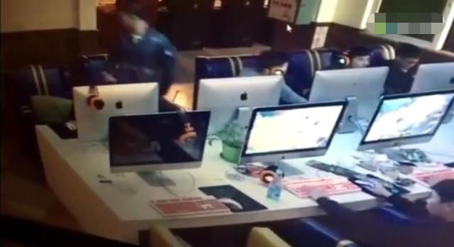 男子网吧上网玩的的正嗨，不耻的一幕正被监控拍下！休闲区蓝鸢梦想 - Www.slyday.coM