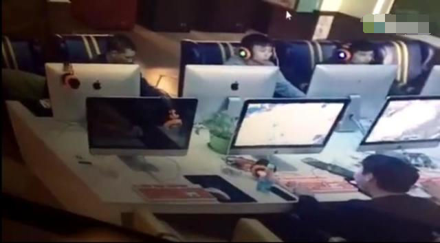 男子网吧上网玩的的正嗨，不耻的一幕正被监控拍下！休闲区蓝鸢梦想 - Www.slyday.coM