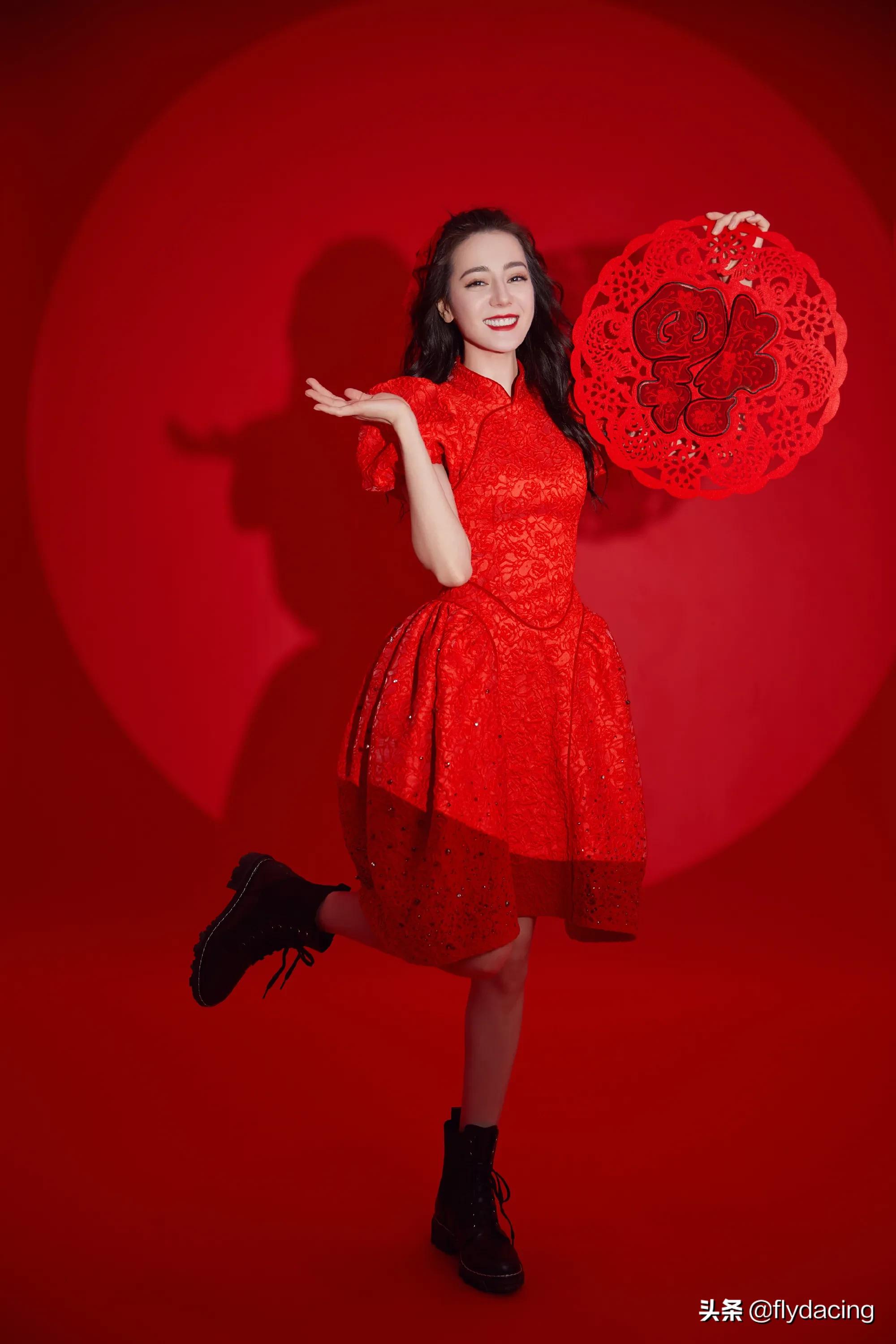 迪丽热巴红裙俏皮可爱