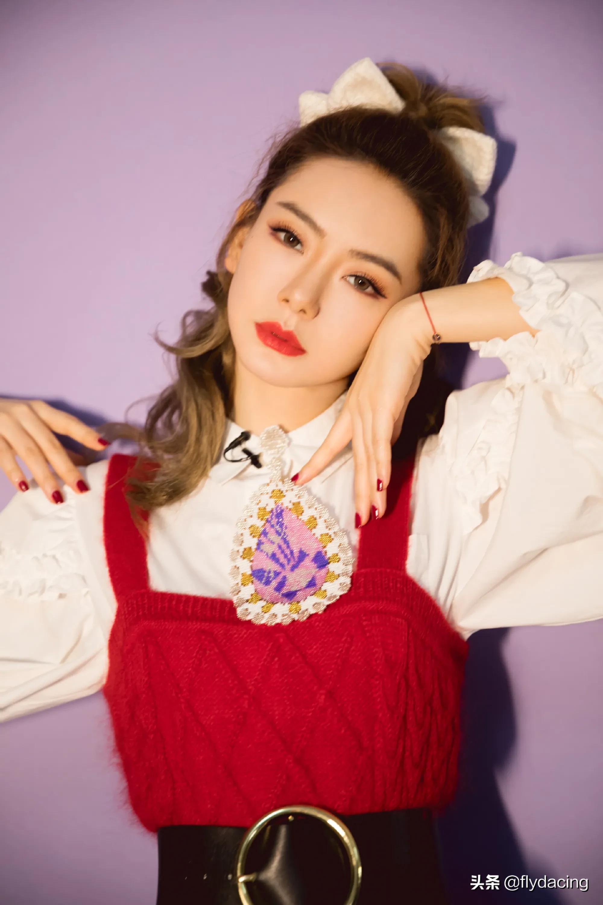 戚薇超短裙蝴蝶结可爱造型青春活力