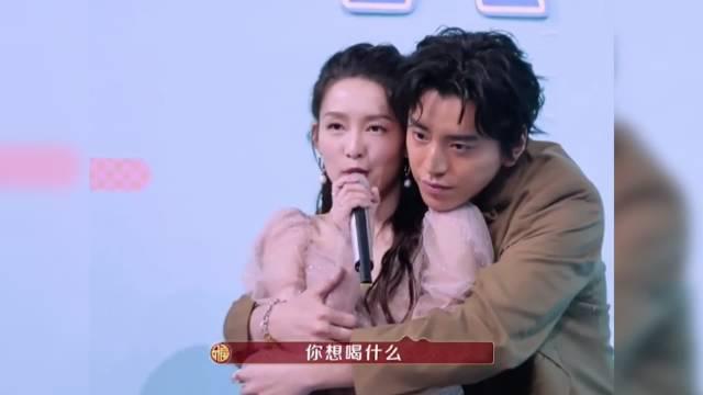 王大陆和李沁在快乐大本营中表演排队买奶茶时