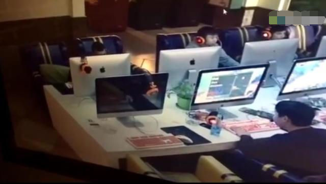 男子网吧上网玩的的正嗨，不耻的一幕正被监控拍下！休闲区蓝鸢梦想 - Www.slyday.coM