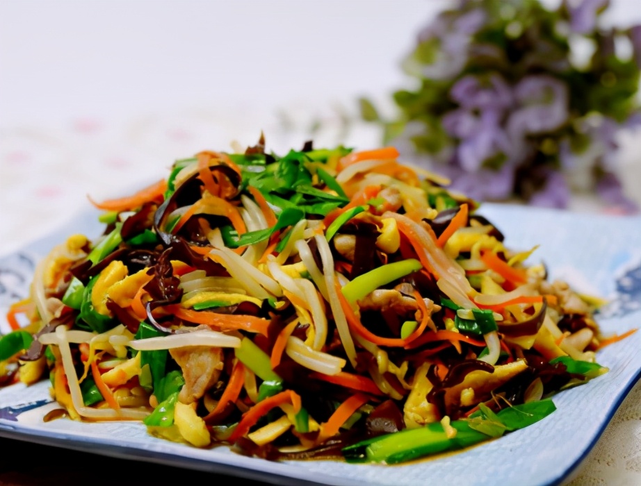 炒素合菜的做法:备用食材:韭菜1小把,粉丝1把,鸡蛋1个,绿豆芽200克,胡