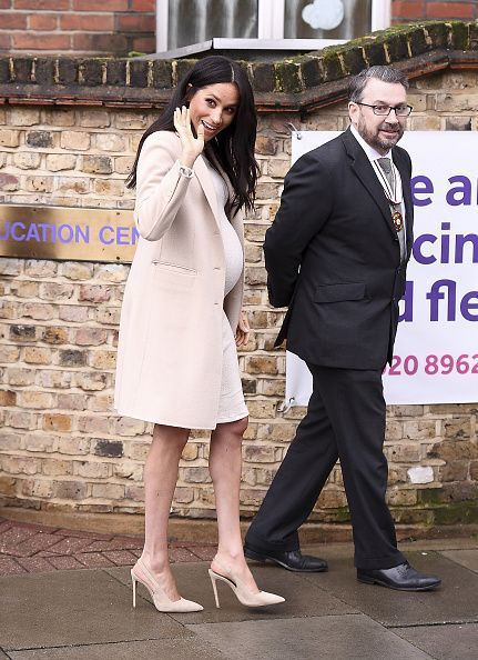 比较经典的一套look,看到那高跟鞋,我就替她肚子里的阿奇王子累得慌