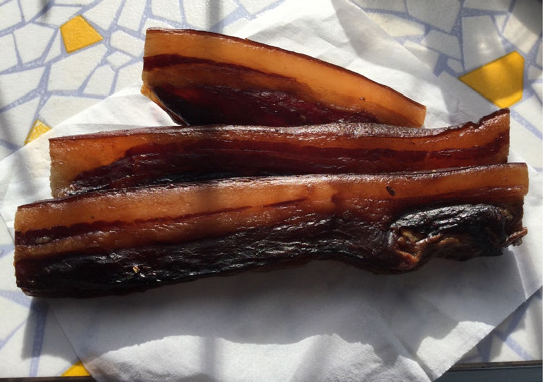 这样不容易滋生细菌,然后全部放入冰箱的冷冻室,用这种方法保存腊肉