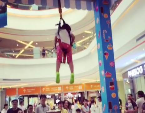 5岁小女孩吊起来后哭了原因让围观的人纷纷称赞网友真棒