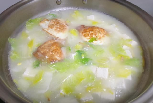 荷包蛋白菜豆腐汤好做又好吃乳白色的汤非常鲜美来一碗吧