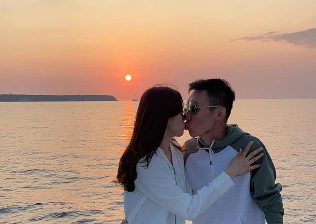 甜蜜羽坛名将李宗伟与爱妻夕阳下拥吻结婚多年依旧恩爱如初