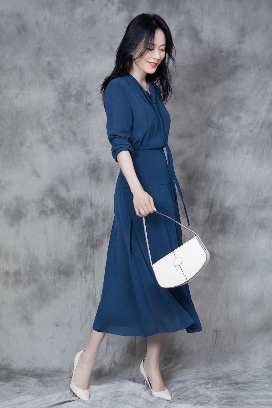 俞飞鸿真是冻龄女神白衬衫配黑色半裙知性利落高级感爆棚