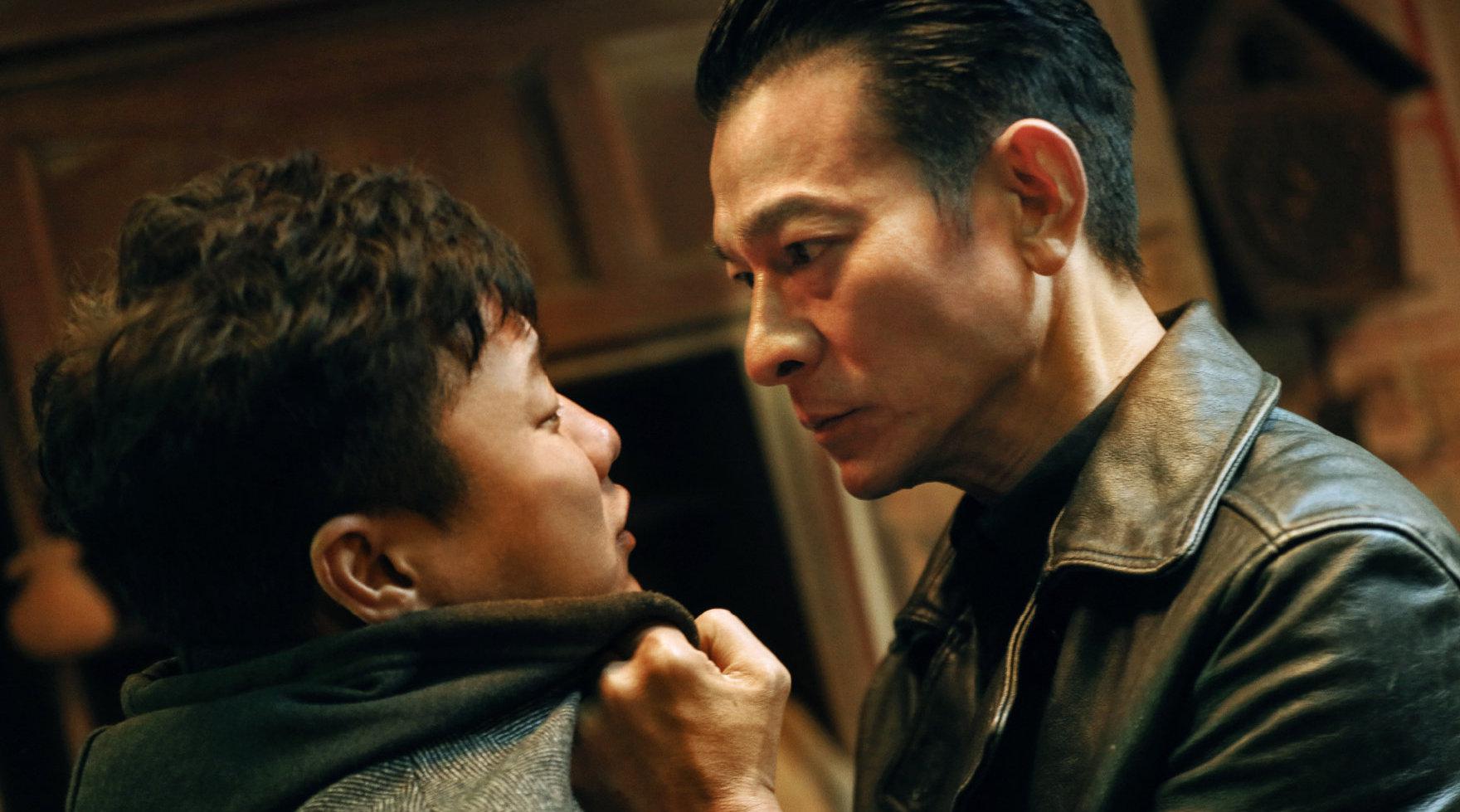 电影《人潮汹涌》爱情版预告甜蜜来袭