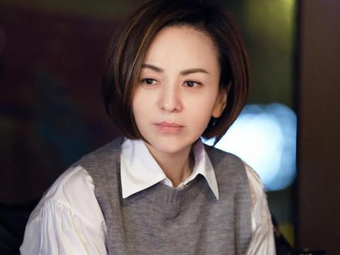 雪姨王琳状态真好穿蓝色大衣清新减龄50岁颜值依旧很高