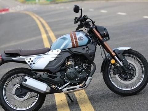 力帆200复古车,油箱绑皮带 毛毛虫坐垫,油耗2.2l,12880元