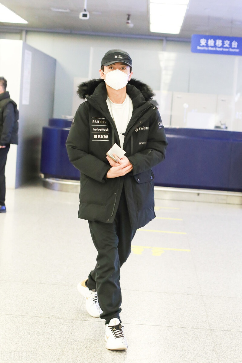 陈晓黑白搭配现身机场头戴黑色棒球帽依旧帅气满分