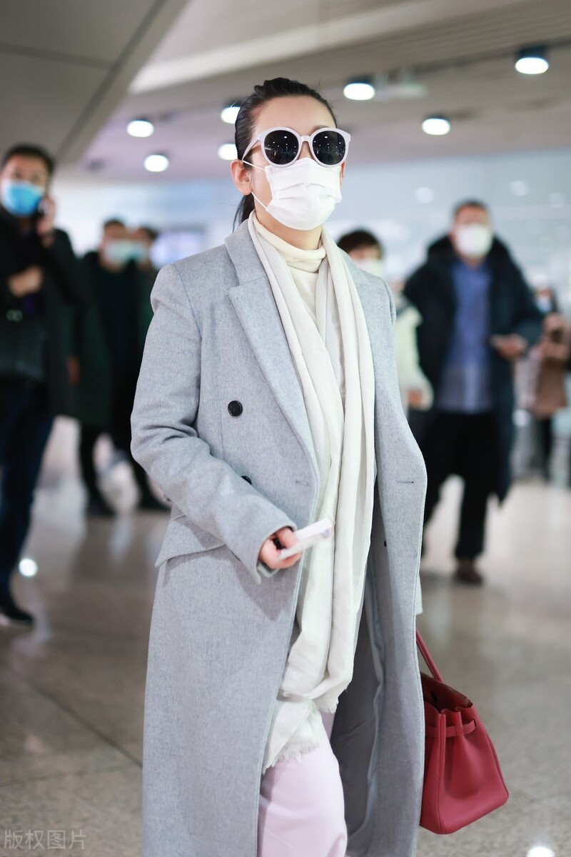 秦海璐穿大衣搭配粉色阔腿裤现身机场,手拎红色包包气质尽显