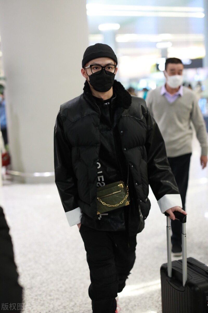 张铭恩穿中式黑色皮外套搭配马甲现身机场,一袭穿搭潮范十足