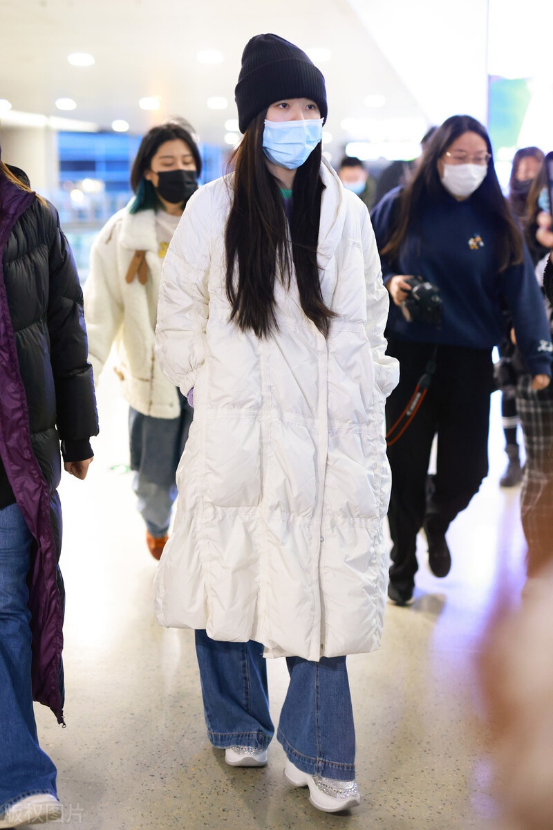 赵露思穿搭了一件白色的长款羽绒服,穿搭蛮清新的.