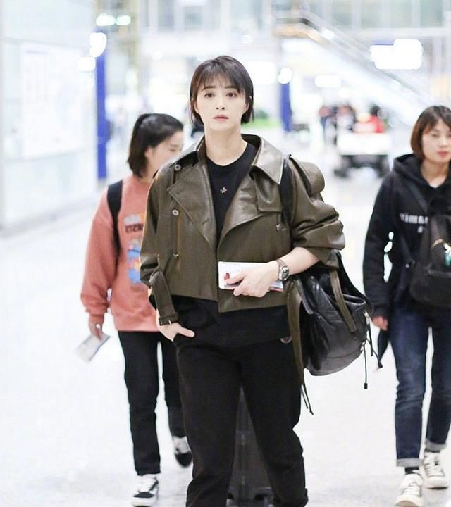 蒋欣气质脱俗,皮衣配九分裤,不仅显瘦还显高