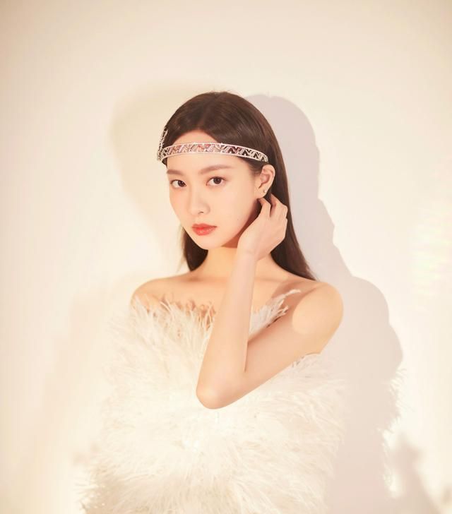 赵尧珂白色羽毛抹胸短裙,秀出性感锁骨与天鹅颈,完美诠释性感