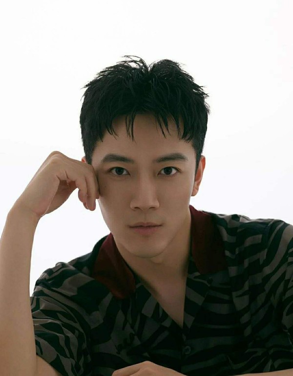 春晚新主持人张韬因长相帅气一夜走红他的人生背景不简单