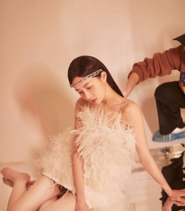 赵尧珂白色羽毛抹胸短裙,秀出性感锁骨与天鹅颈,完美