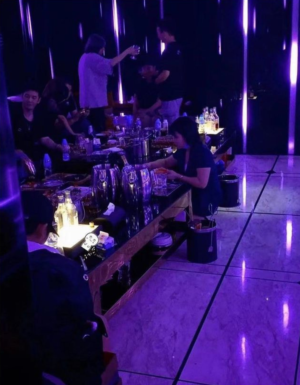 被传夜店过年,baby粉丝占据黄晓明微博热评并嘲讽:夜店好玩吗