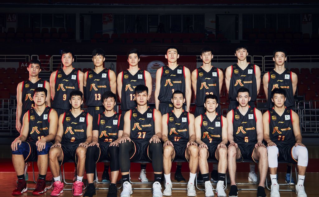 相信很多球迷都是看八一队长大的,曾经八一队也是中国篮球的标杆,cba