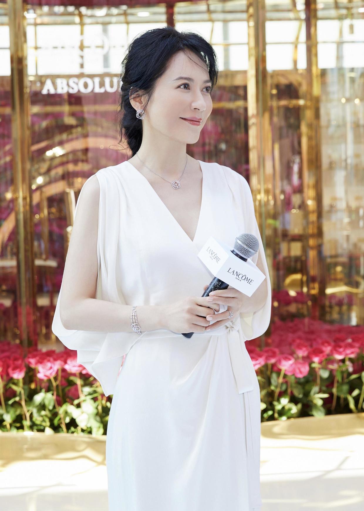 俞飞鸿越老越有韵味穿缎面衬衫简约利落藏不住的高级感