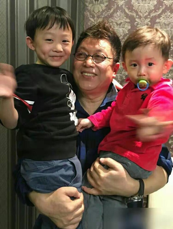 62岁王为念跪地上爬,被孙子拿皮带栓脖子,离开小香玉至今单身