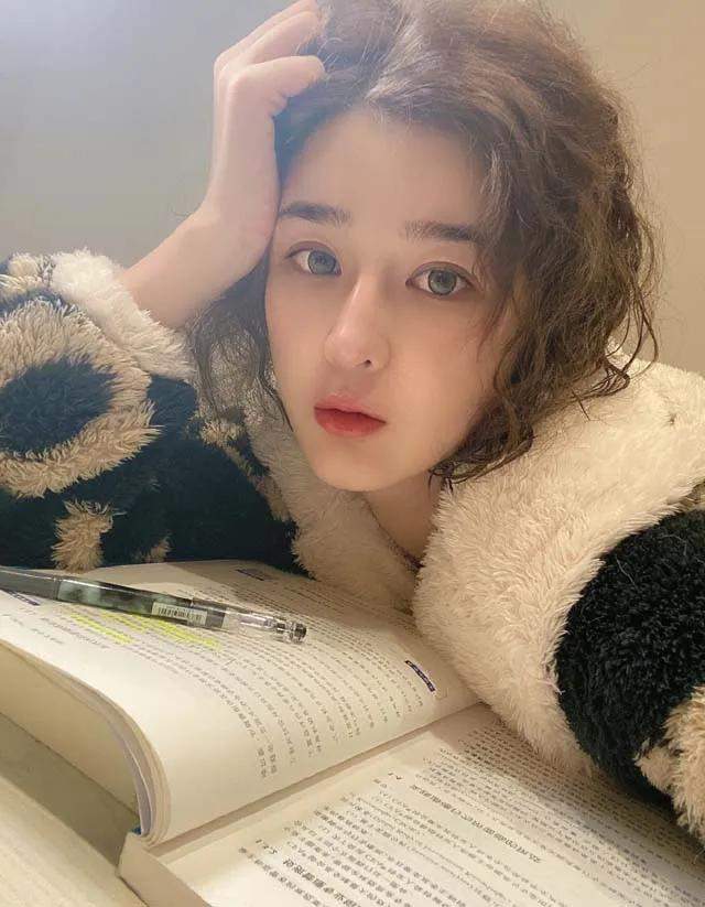 控诉张培萌家暴几个月后,张莫涵凌晨三点发文:找不到方向!