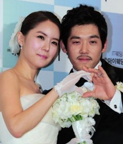 放羊的星星女主刘荷娜又火了穿婆婆裤子躺公公腿上