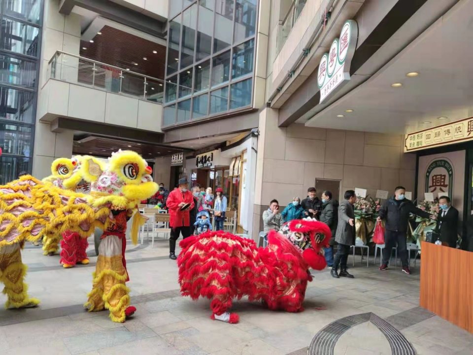雄狮舞动好运来 上海宝山正大乐城舞龙舞狮闹新春