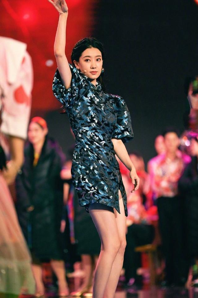 张小斐终于火了罕见穿旗袍亮相秀身材一双美腿又细又长又直