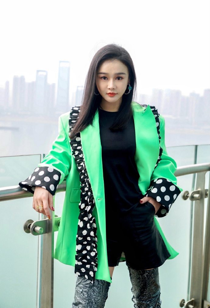 冉莹颖晒开工照穿西装脚踩10cm高跟真洋气只看身段不像生过仨