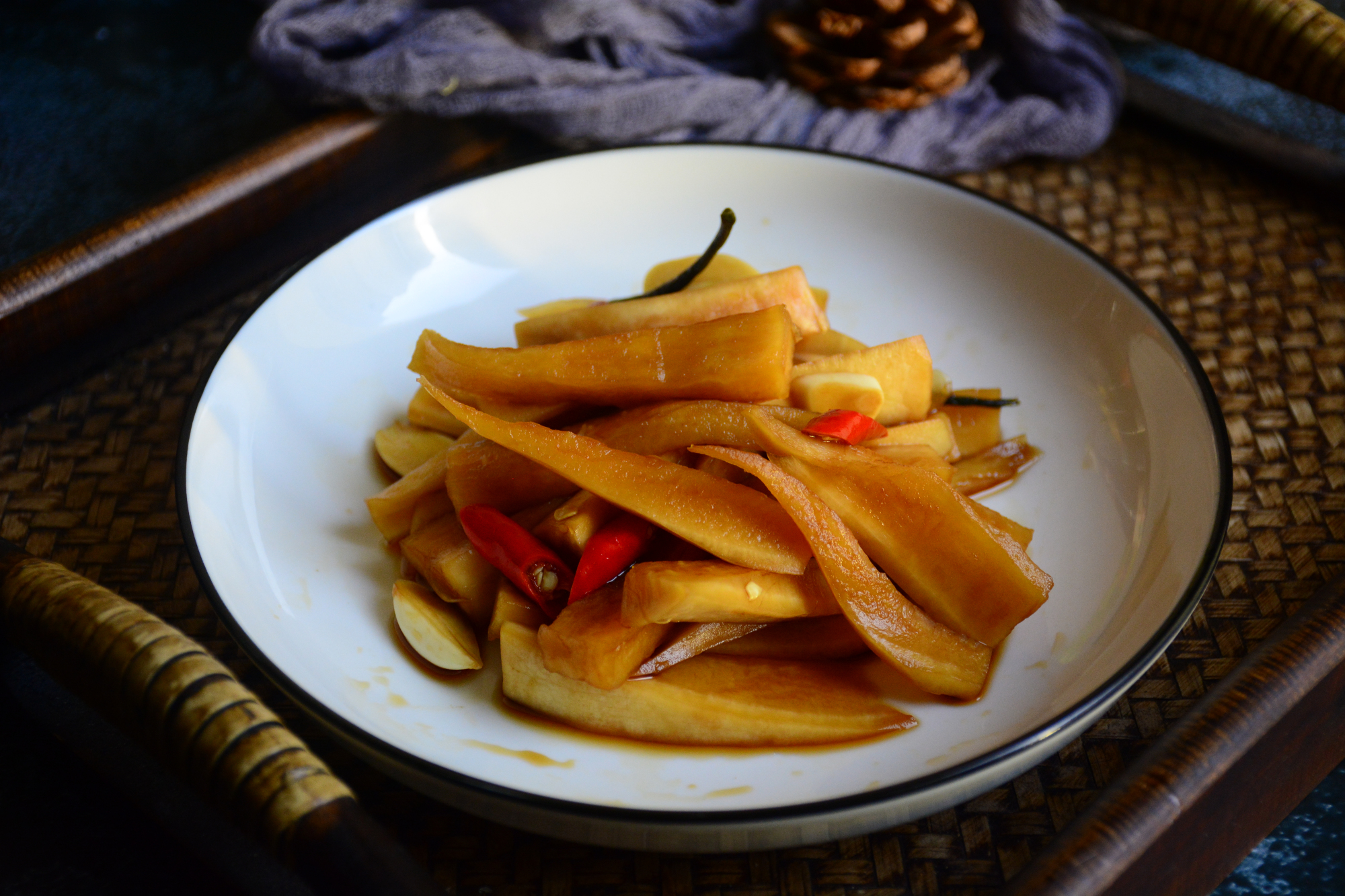 这款秘制脆皮酱萝卜的配方,小编是和一位酒店大厨朋友那里学来的,这道