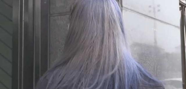 花了千余元染头发,没想到竟然成了下面这个样子,说是白发魔女都不为过