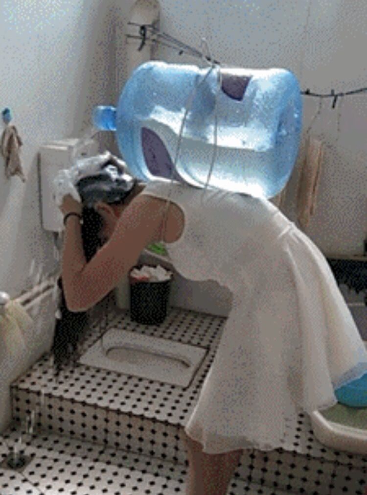 然后自己低头,水就会流下来,非常的方便,女子抹上洗头膏之后,再一低头