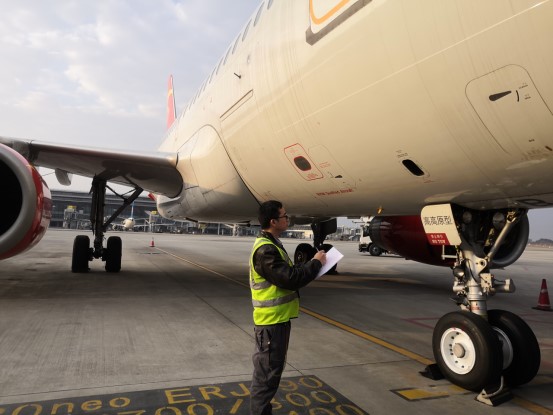 坚守岗位海航技术机务用心守护春运回家路