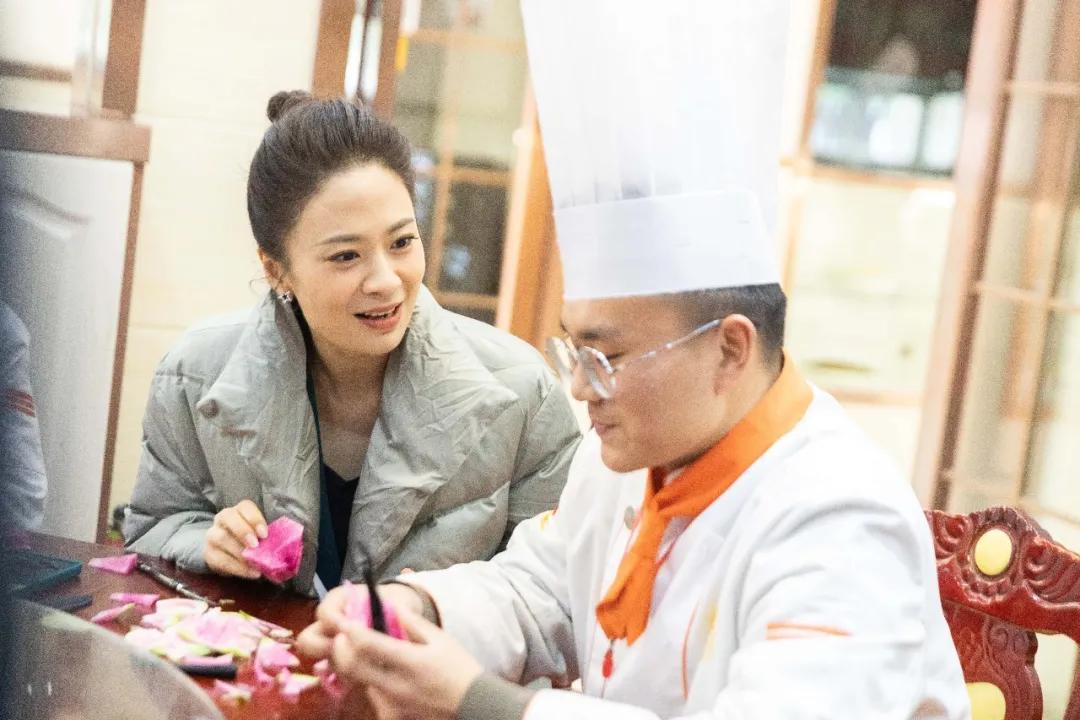 央视《厨王争霸》主持人点赞新东方烹饪教育学子,食雕花实力抢镜