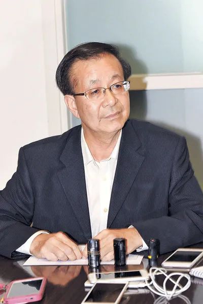 前tvb"拆弹专家"被单车撞倒入院:额头挂彩缝四针|曾醒|曾醒明|额头